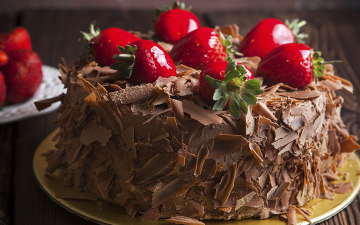 img_0005_bolo-de-morango-na-mesa-de-madeira