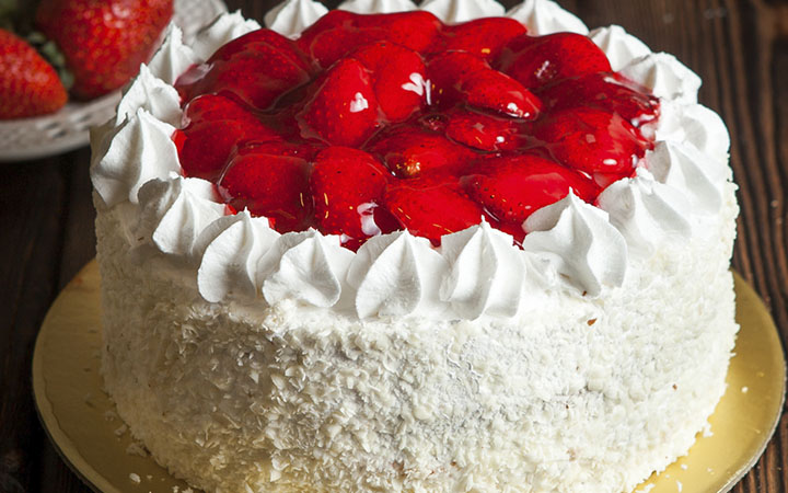 img_0009_bolo-de-frutas-de-morango-e-morango-fresco-na-mesa-de-madeira